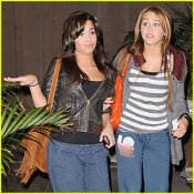 Miley-cyrus-demi-lovato-mos-restaurant