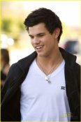 Taylor-lautner-shop1